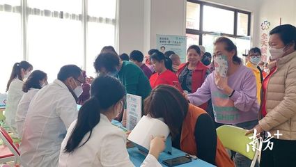 专家相伴，健康相随——坡头区社区成功举办大型爱心义诊与营养健康咨询活动