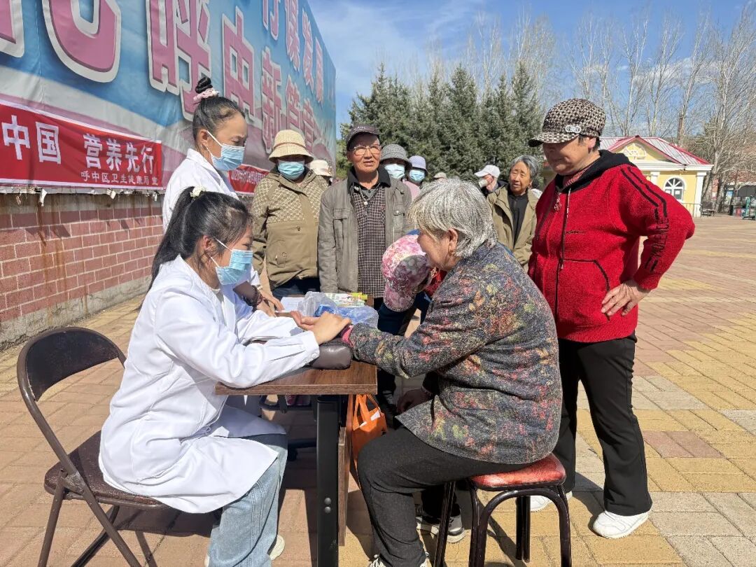 呼中区卫生健康局开展2026年全民营养周宣传活动